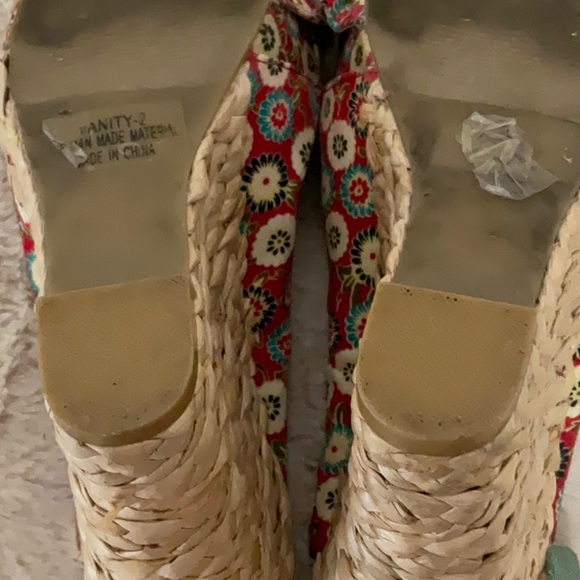 Miss Me Women’s Basket Weave Ankle Strap Sandals Red Flower Pattern Fabric, Sz 8 - Picture 11 of 11